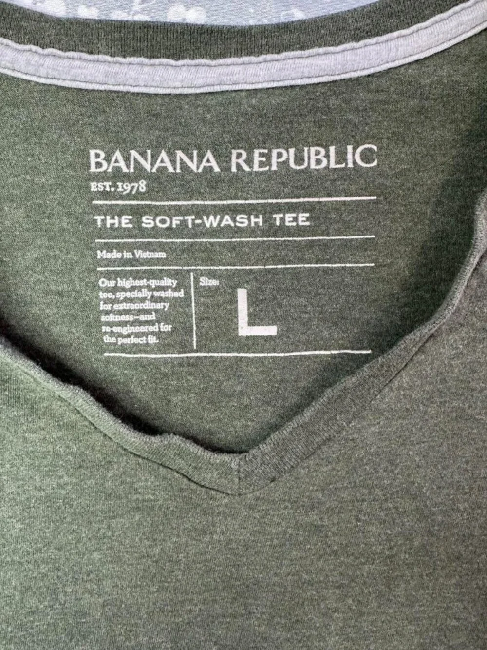 Banana Republic Men's Green V-Neck T-Shirt size Large